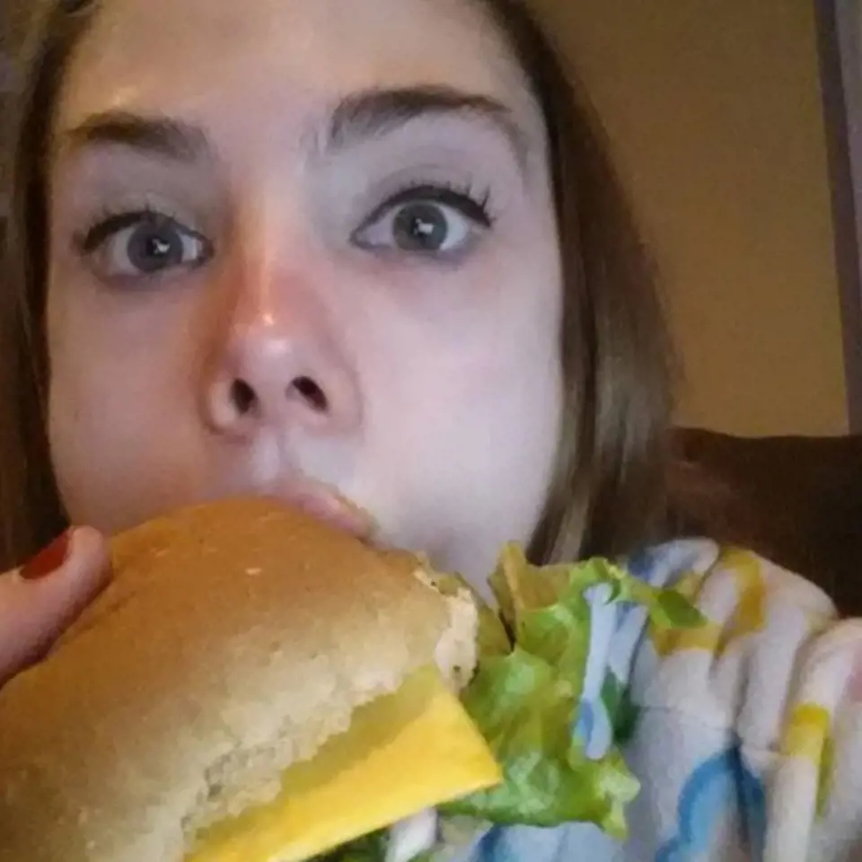 Brianna má prý moc ráda burgery. Je však otázka zda je doopravdy jí, nebo se s nimi jen fotí.
