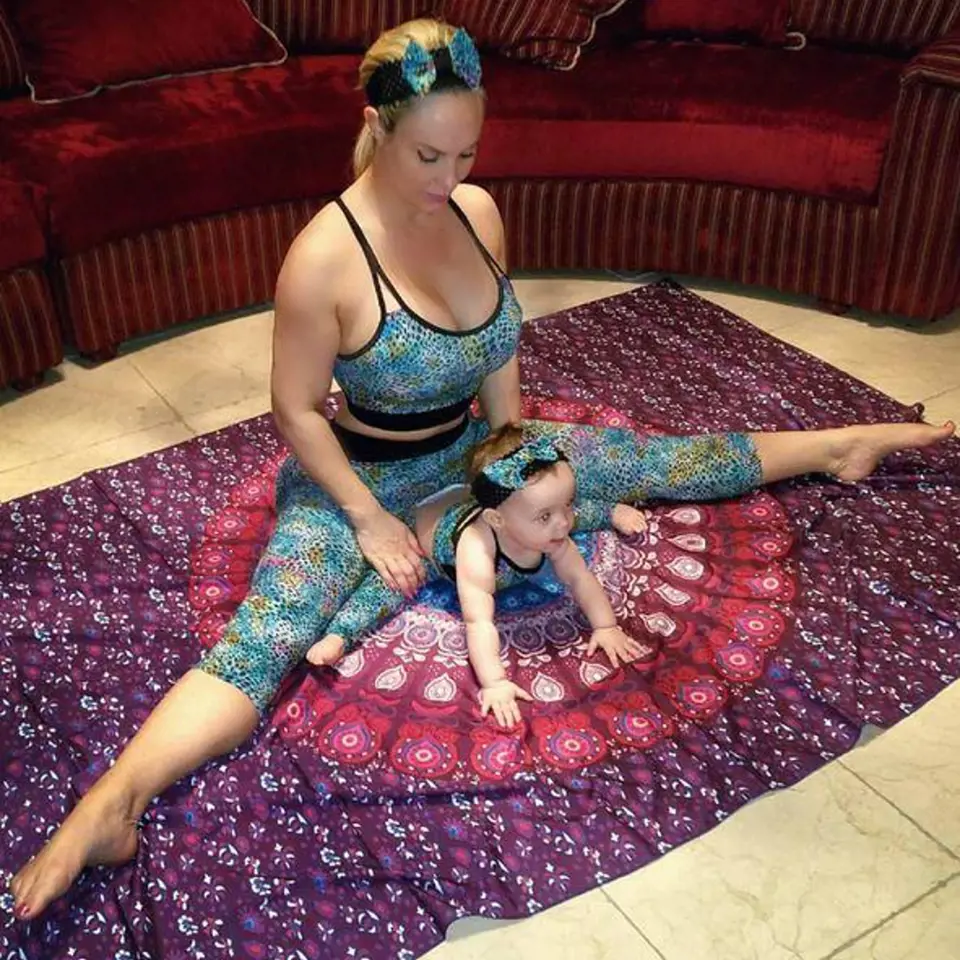 Coco s dcerou Chanel cvičí jógu.