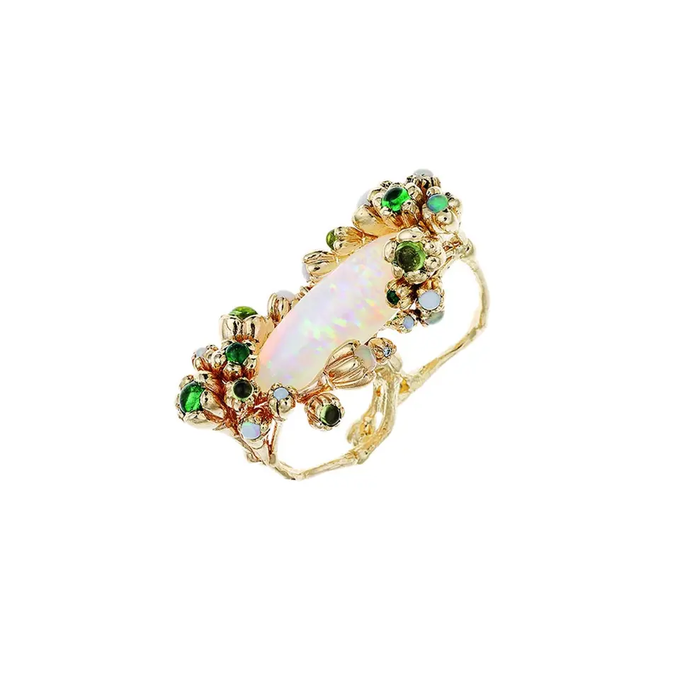V kolekci Mitmem Janja chtěla zdůraznit decentnost a drobné zdobení: „Šperk má svého nositele svádět, aby se mu věnoval zblízka.“