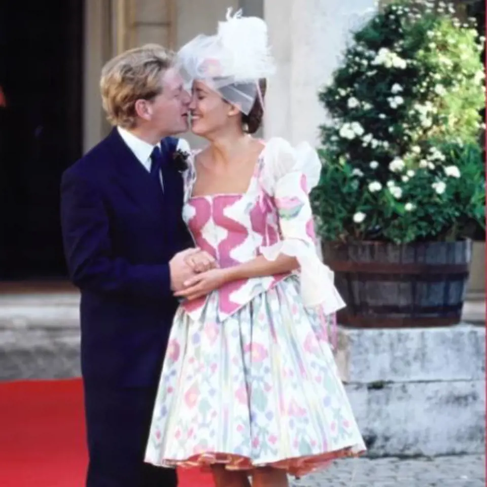 Svatba Emmy Thompson a Kennetha Branagha v srpnu 1989. Klobouk i vzor na šatech se vážně nepovedly.