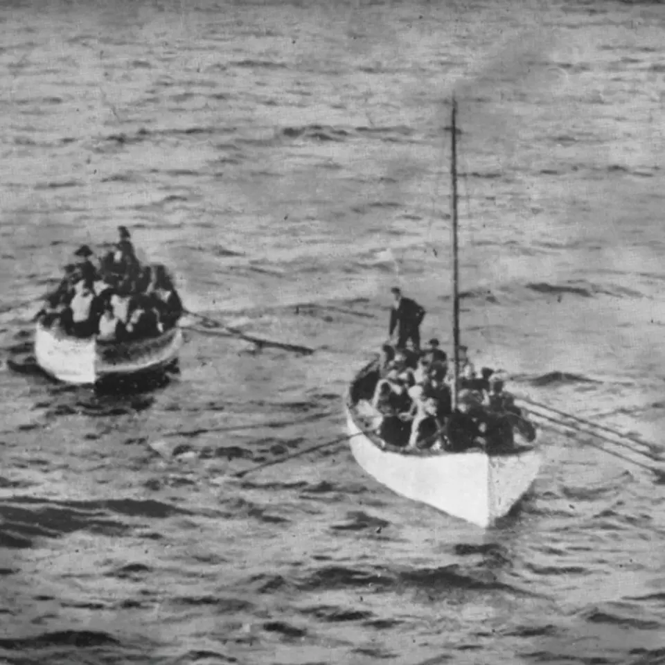 První záchranné čluny, které připluly k lodi Carpathia.