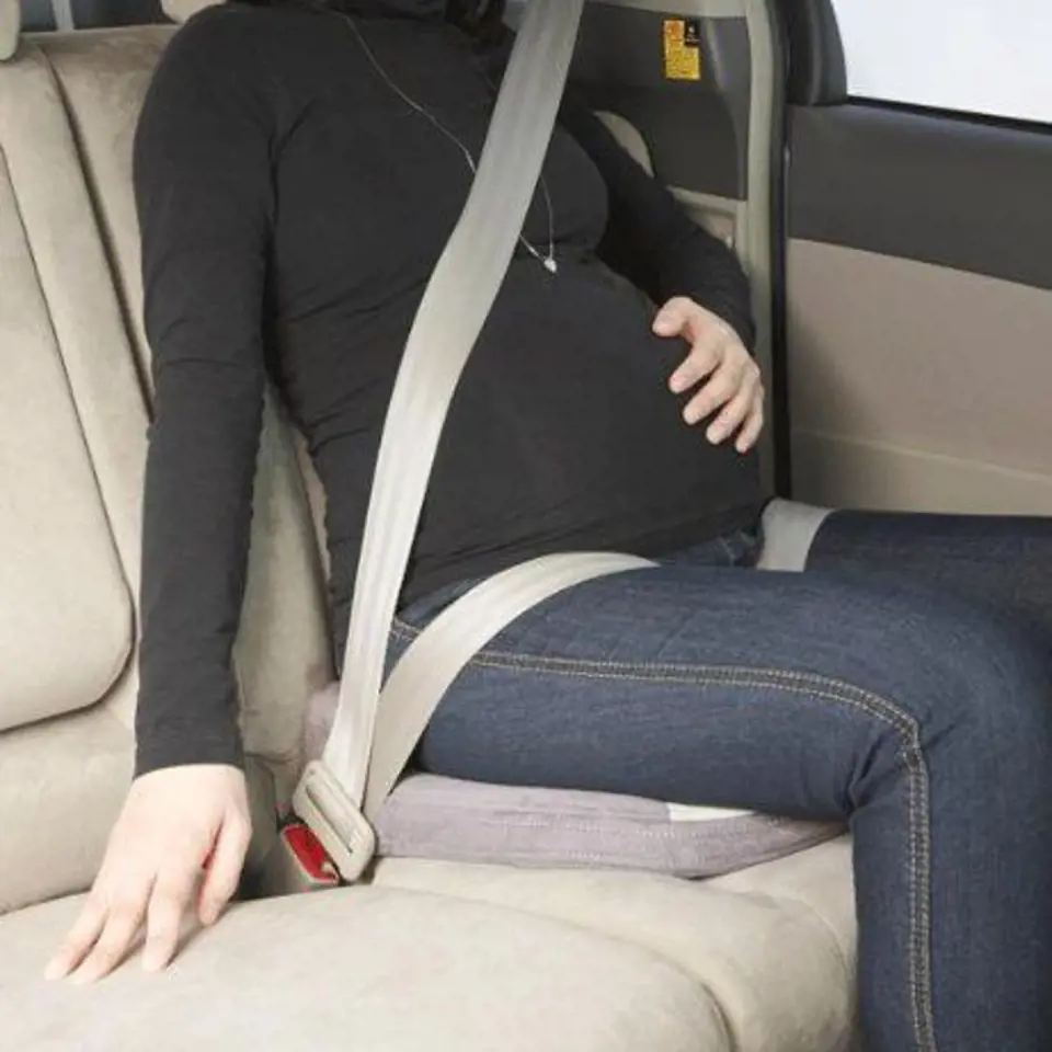 Těhotenské pásy do auta jsou ve vysokém stupni těhotenství šikovným pomocníkem, jak přežít dlouhou cestu autem.