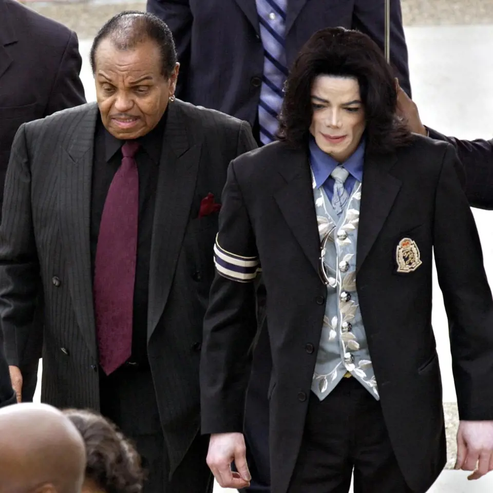 Joe Jackson je otec popového krále Michaela Jakcsona.