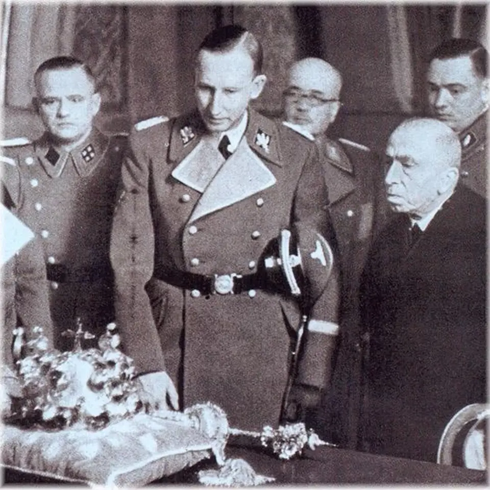 Emil Hácha předává Heydrichovi klíč od českých korunovačních klenotů