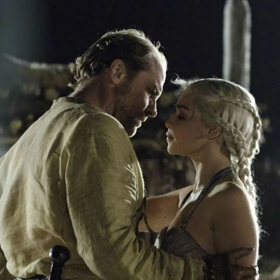 Iain Glen (Jorah Mormont), přítelkyně Charlotte Emmerson – Skotský herec Iain Glen si zahrál oddaného ochránce krásné Daenerys, která je za bouře zrozená, nespálená, matka draků, královna Andalů, Rhoaynů a Prvních lidí, Khalessi.