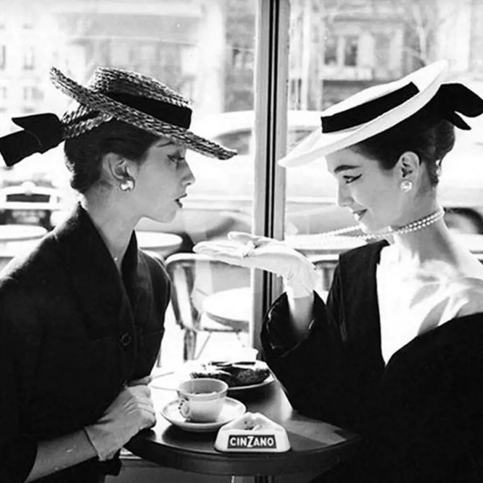 Dívky v kavárně, 1955