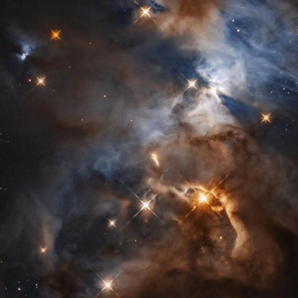 Uvnitř mlhoviny Serpens, vzdálené 1 300 světelných let, vrhá prachový disk kolem hvězdy HBC 672 podivuhodný stín, který v pravé horní části tohoto snímku vypadá jako negativ světelných kuželů majáku.