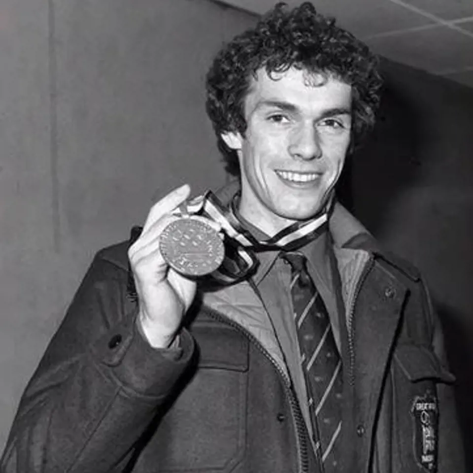 John Curry (1949 - 1994) - Britský krasobruslař, měl stejný osud jako náš reprezentant Nepela, zemřel jen o pět let později. Ondrej Nepela byl nejúspěšnější československý krasobruslař historie, olympijský vítěz a mistr světa.
