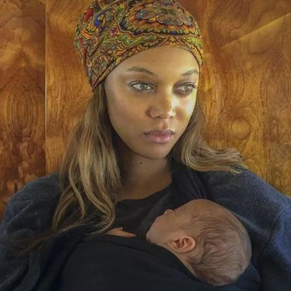Tyra Banks se také stala matkou. Syna Yorka jí porodila náhradní matka.