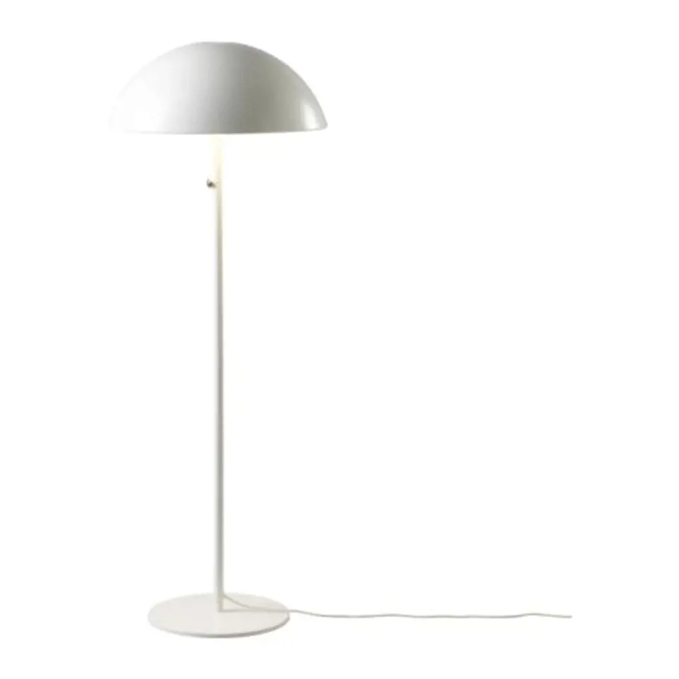 Stojací a stolní lampa BRASA z řady IKEA 365+ mají působivě jednoduchá stínidla z bíle lakovaného kovu, která dobře zapadnou do lapidárně tvarovaného prostoru a svým oblým tvarem ho zjemní. 