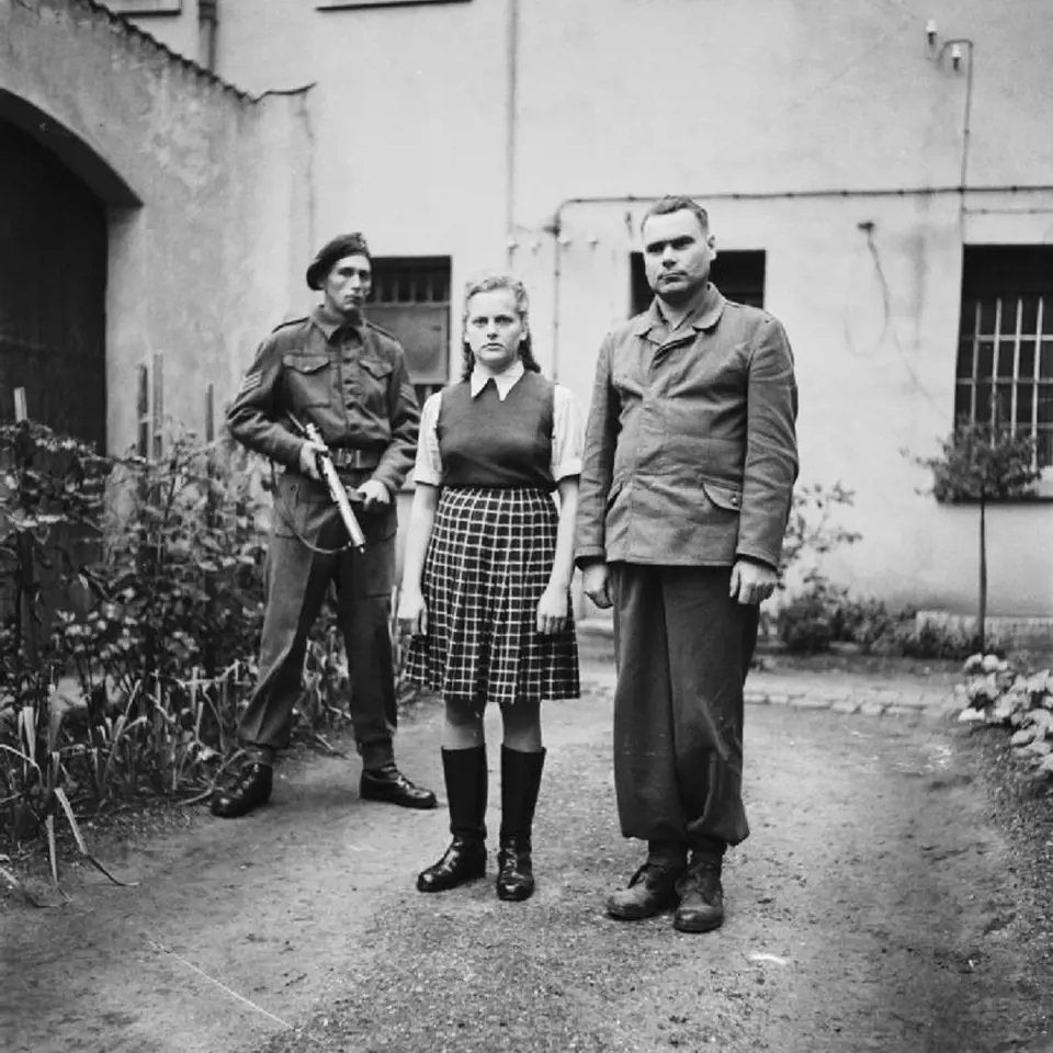 Irma Grese a Josef Kramer (velitel koncentračních táborů Auschwitz-Birkenau a Bergen-Belsen) ve vězeňské cele, srpen 1945.