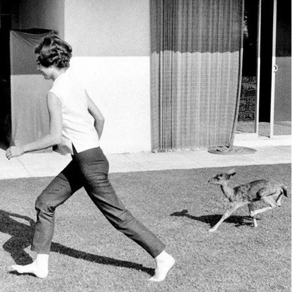 Audrey Hepburn se svým poněkud unikátním zvířecím mazlíkem, 1958