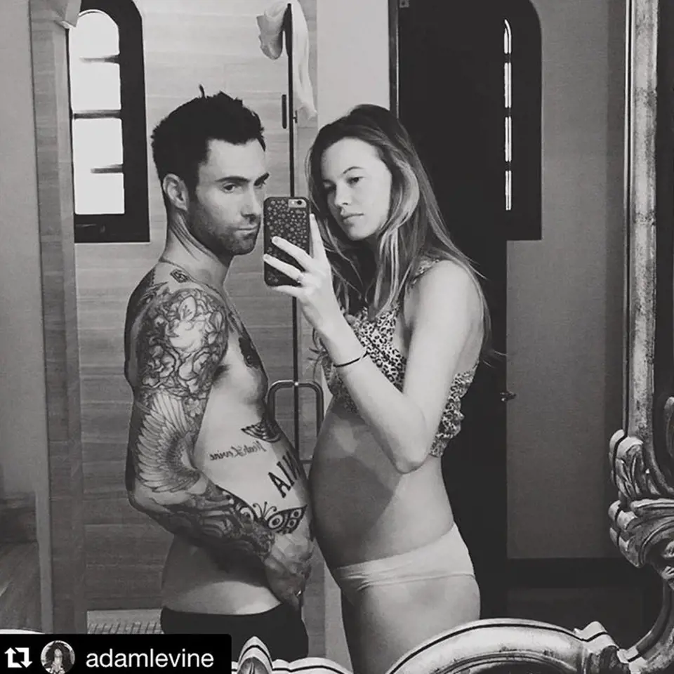 Modelka Behati Prinsloo porovnává bříško se svým manželem zpěvákem Adamem Levinem.