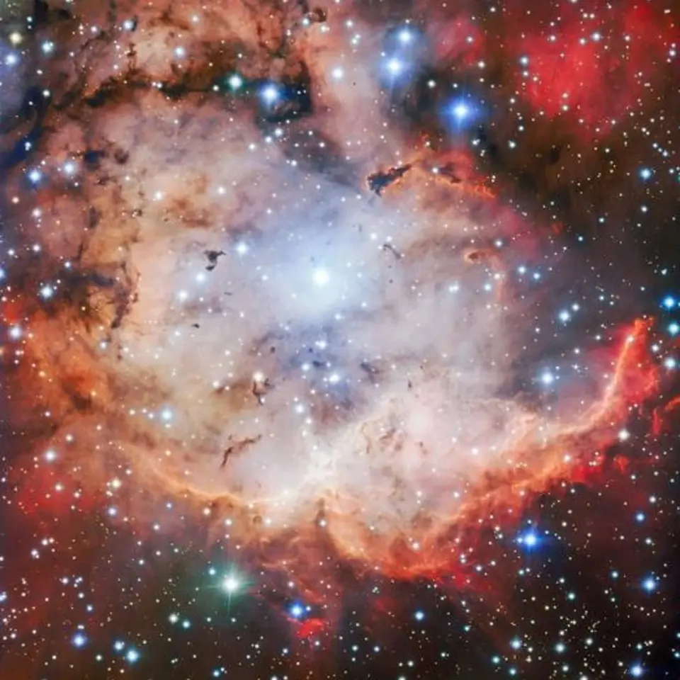 Oficiálně se tento pestrý shluk prachu, plynu a jasných mladých hvězd – zde na snímku z Velmi velkého dalekohledu v Chile – nazývá NGC 2467. Mlhovina si však vysloužila přezdívku Lebka a zkřížené hnáty.
