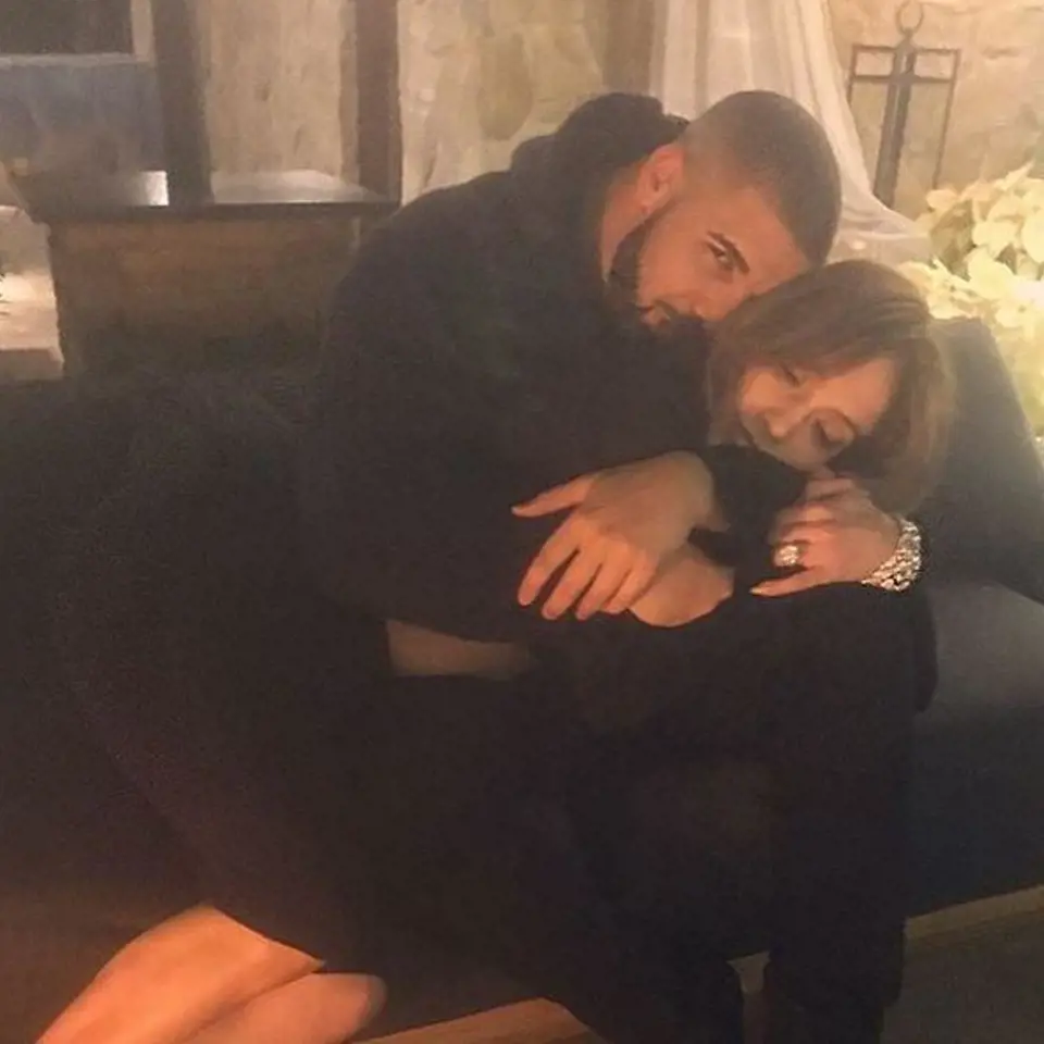 Jennifer Lopez doslova před pár hodinami zveřejnila na Instagramu tuto fotografii, na které je v objetí s Drakem. Přiznala tak světu, že jsou pár. Nový rok tak pravděpodobně oslaví spolu.