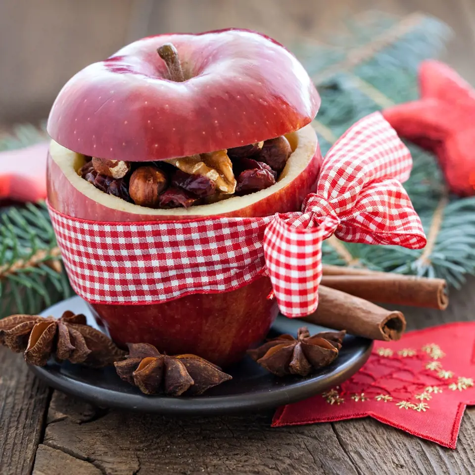 Dekorace z jablek může být i plná vánočních chutí.
