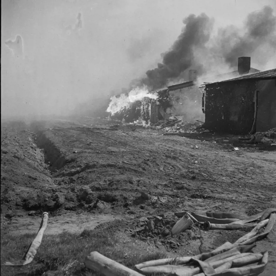 Osvobození Bergen Belsenu, po vyklizení budov byly následně spáleny, aby se zabránilo šíření nemocí.