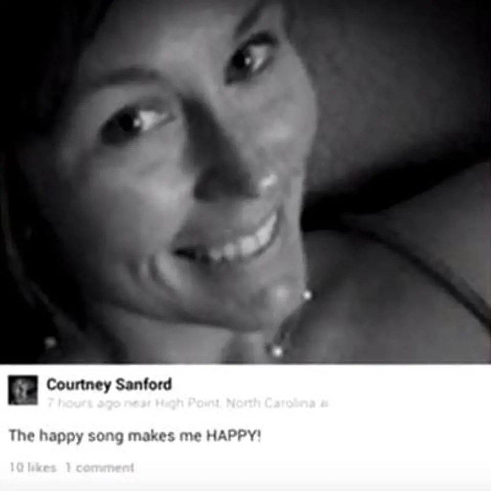 Courtney Sanford měla smrtelnou nehodu pár vteřin po té, co na Facebooku zveřejnila tuto svou fotografii s textem, ve kterém stálo něco ve smyslu, že ji hit Pharrella Williamse Happy dělá šťastnou - happy.