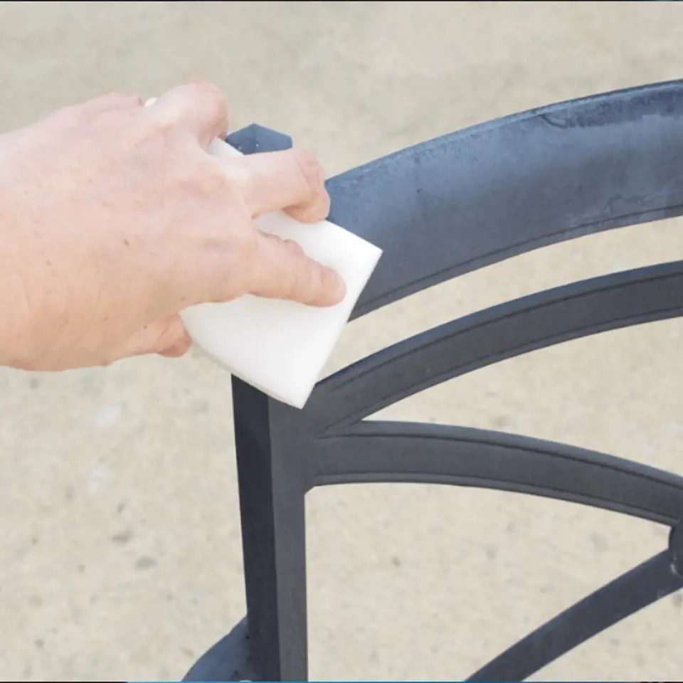 Kovový i plastový nábytek je možné vyčistit gumou.