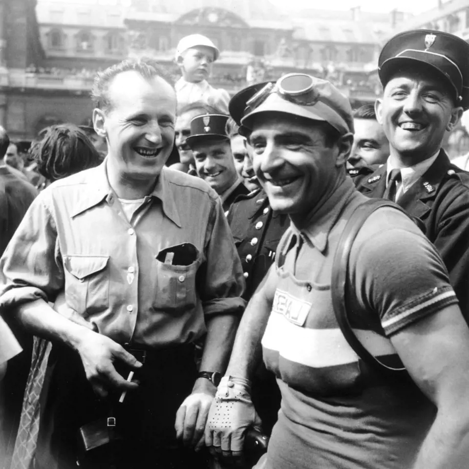 Bourvil byl nadšený cyklista. V roce 1949 takto vítal v cíli etapy Tour de France Guye Lapebieho. 